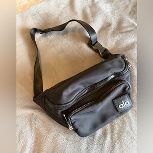 Alo Yoga Explorer Belt Bag Black – Crossbody Fanny Waist Pack Travel